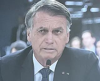 Bolsonaro passa a usar tornozeleira