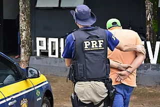 PRF apreende carga de milho com 180 quilos de cocaína em Bataguassu