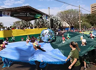 Desfile da avenida reuniu 66 entidades no 7 de Setembro