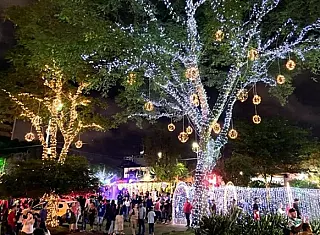 População lota praça para ver Dourados Brilha
