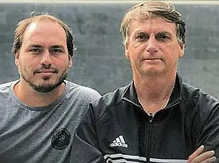 Carlos Bolsonaro para o pai: 'Obrigado, Velho'
