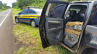 Motorista abandona S10 com meia tonelada de droga e arma israelense