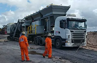 Caminhão usina de asfalto chega à Estrada do 21 para acelerar obra de pavimentação