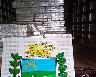 PM aborda caminhão baú com mais de mil quilos de maconha em Caarapó
