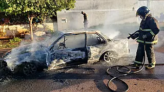 Homem é preso após colocar fogo em carro em via pública