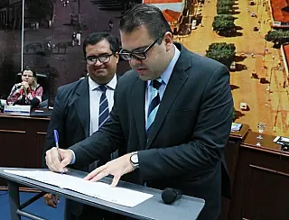Alan Guedes promulga lei que exige exames de ecocardiograma em recém nascidos com Down