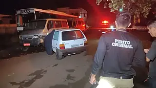 Homem é baleado, colide carro e morre
