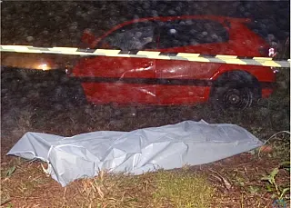 Ao colidir com carreta vítima é arremessada para fora do veículo e morre no local