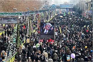 Com cartazes 'Morte à América', milhares protestam contra Trump no Irã
