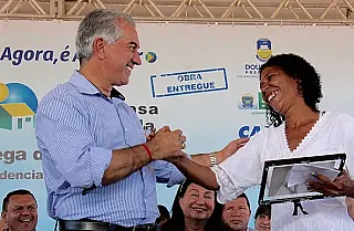 Durante entrega de Residencial, Reinaldo anuncia escola e dois hospitais para Dourados