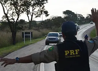 Uso de luz baixa passa a ser obrigatório nas rodovias