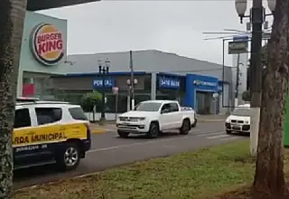 Supervisionada pela Guarda, carreata de comerciantes corta o centro da cidade