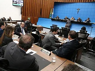Oposição reclama após executivo vetar quatro projetos
