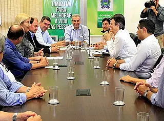 Reinaldo assina contrato para a construção de 200 novas casas em Dourados
