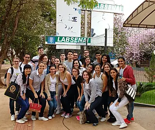 Alunos da Unigran visitam laboratório do Senai Alimentos