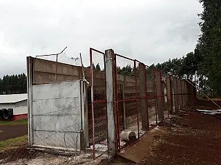 Ventos fortes derrubam estrutura construída com FCO