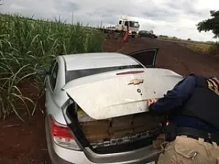 Veículo roubado é abandonado na BR-163 com meia tonelada de droga após fuga
