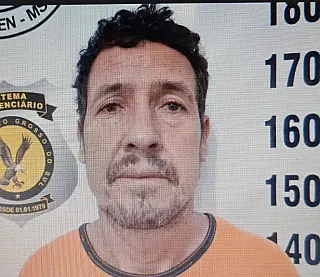 Homem que matou esposa na frente dos filhos segue foragido e polícia faz buscas
