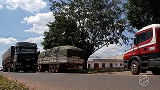 Auditores entram em greve e caminhões param na fronteira Brasil - Paraguai