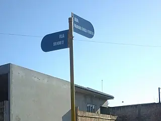 Moradores derrubam placa de rua ‘Sem Nome’ em bairro