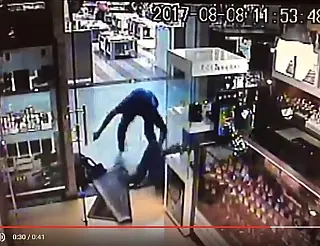 VÍDEOS: PM prende homem após roubo a joalheria do shopping em Dourados