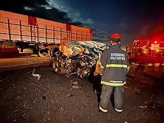 Três morrem em colisão de carro com carreta