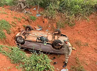 Acidente mata 2 turistas e deixa taxista ferido