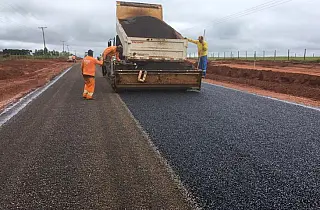 Avança pavimentação de rodovia que dá acesso à praia de água doce em Itaquiraí