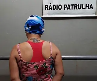 Mulher que abastecia 'bocas' nos bairros da cidade é presa pela Polícia Militar