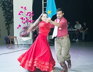 Acadêmicos mostram talentos em noite cultural de Farmácia