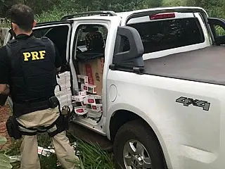 Condutor abandona caminhonete com mais de 32 mil maços de cigarros