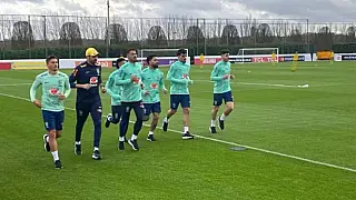 Dorival divide elenco e comanda primeiro treino da Seleção para pegar a Inglaterra