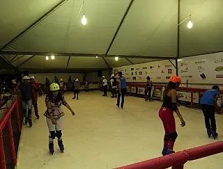 Pista de patinação do Dourados Brilha funciona até nesta quarta