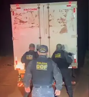 Caminhão furtado é recuperado pelo DOF carregado com 15 mil pacotes de cigarros contrabandeados