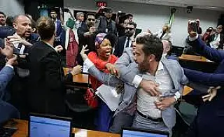 Câmara vota poderes à direção da Casa para suspender mandatos