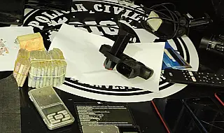 Polícia recupera arma e dinheiro furtados de um comércio