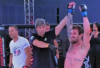 Lutador finaliza rival no Premium Fight após superar aneurisma