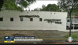 Sede do Corinthians teve muros pichados na noite de domingo: "Ou joga por amor ou por terror"