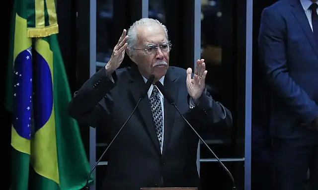 Após cirurgia no abdômen, Sarney é internado em UTI