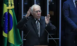 Após cirurgia no abdômen, Sarney é internado em UTI