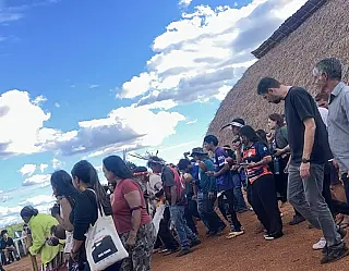 Cantos e danças marcam inauguração de casa de reza