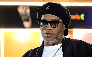 Aos 46 anos, Ronaldinho estreia na Itália